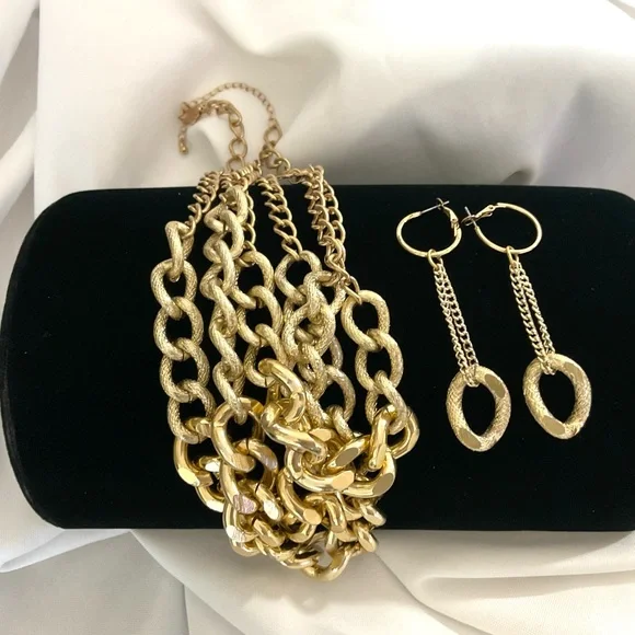 VINTAGE GOLDTONE CHAIN NECKLACE & EARRINGS - Picture 5 of 10